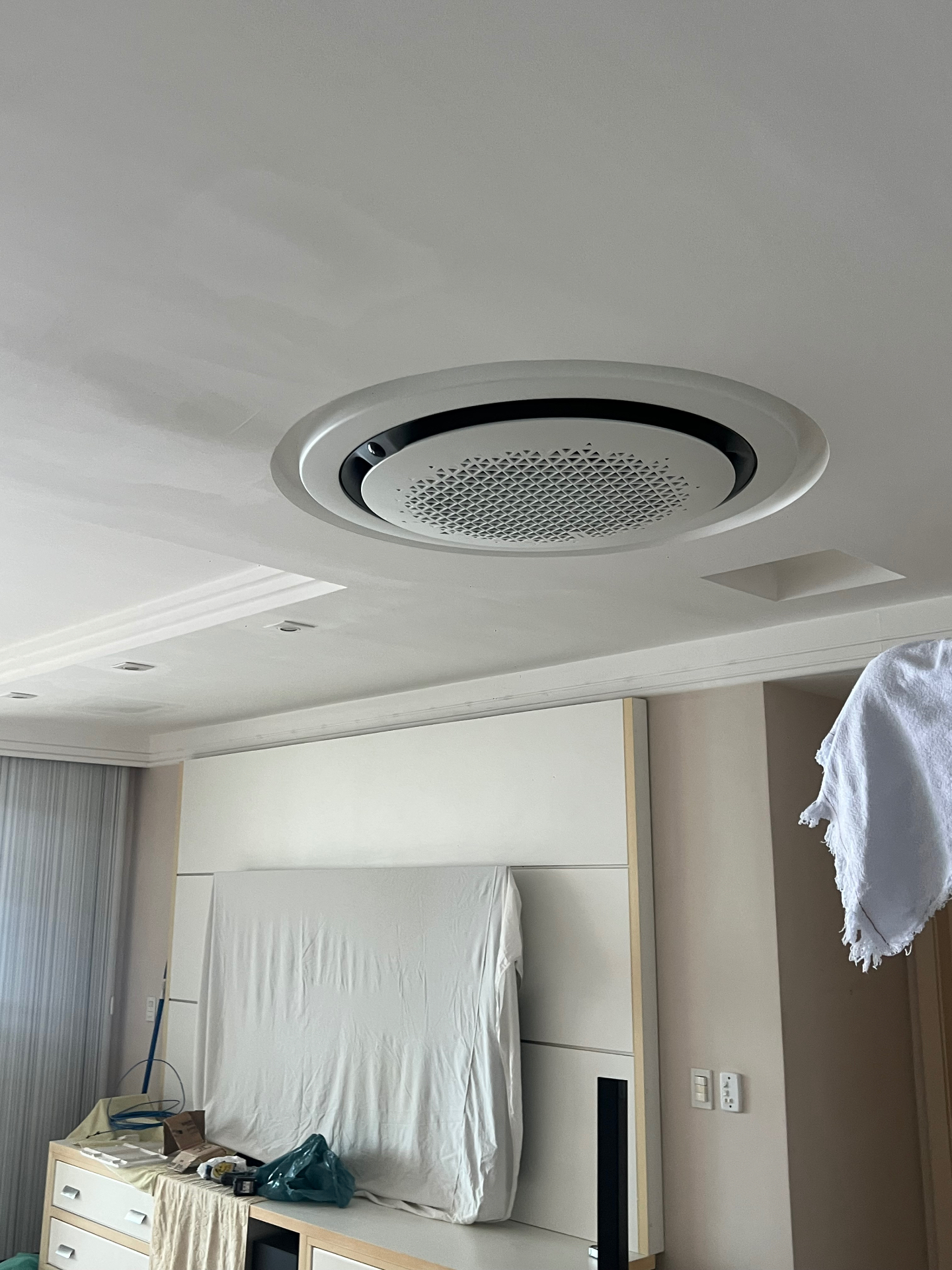 Ar-condicionado cassete redondo instalado em quarto
