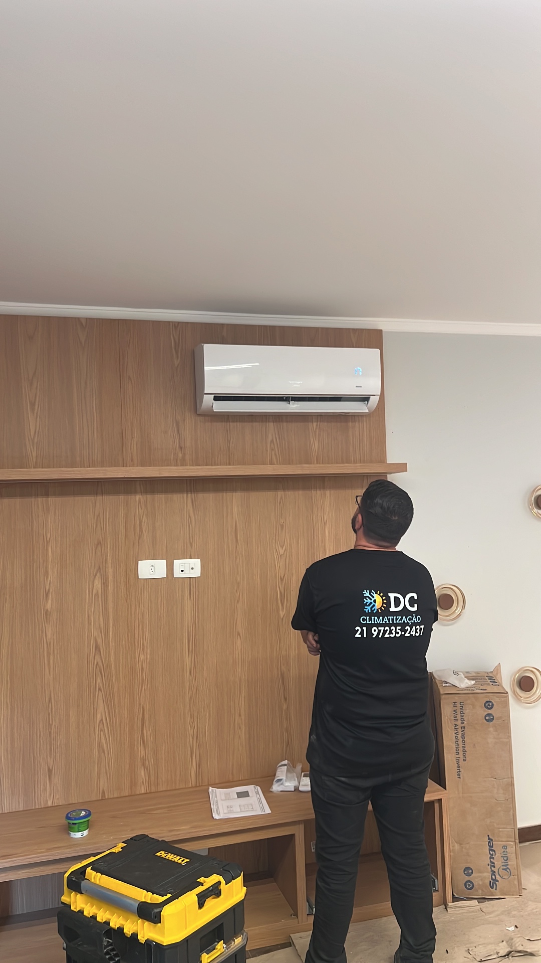 Técnico DC Climatização instalando ar-condicionado split