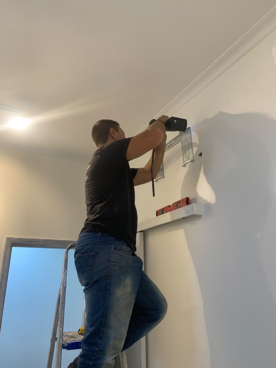 Instalação do suporte do ar-condicionado na parede